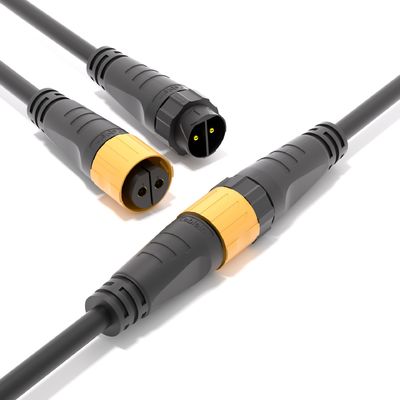 Conector macho-hembra IP68 a prueba de agua con clasificación de 500V y mecanismo de autobloqueo para uso en exteriores